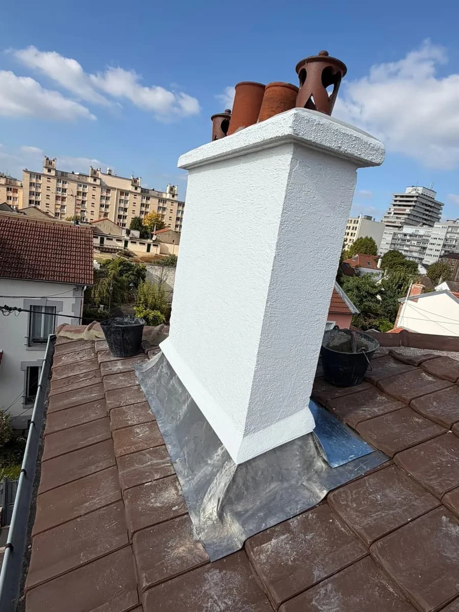 Cheminée rénovée, enduit blanc et solin zinc — ETS Louis Couvreur