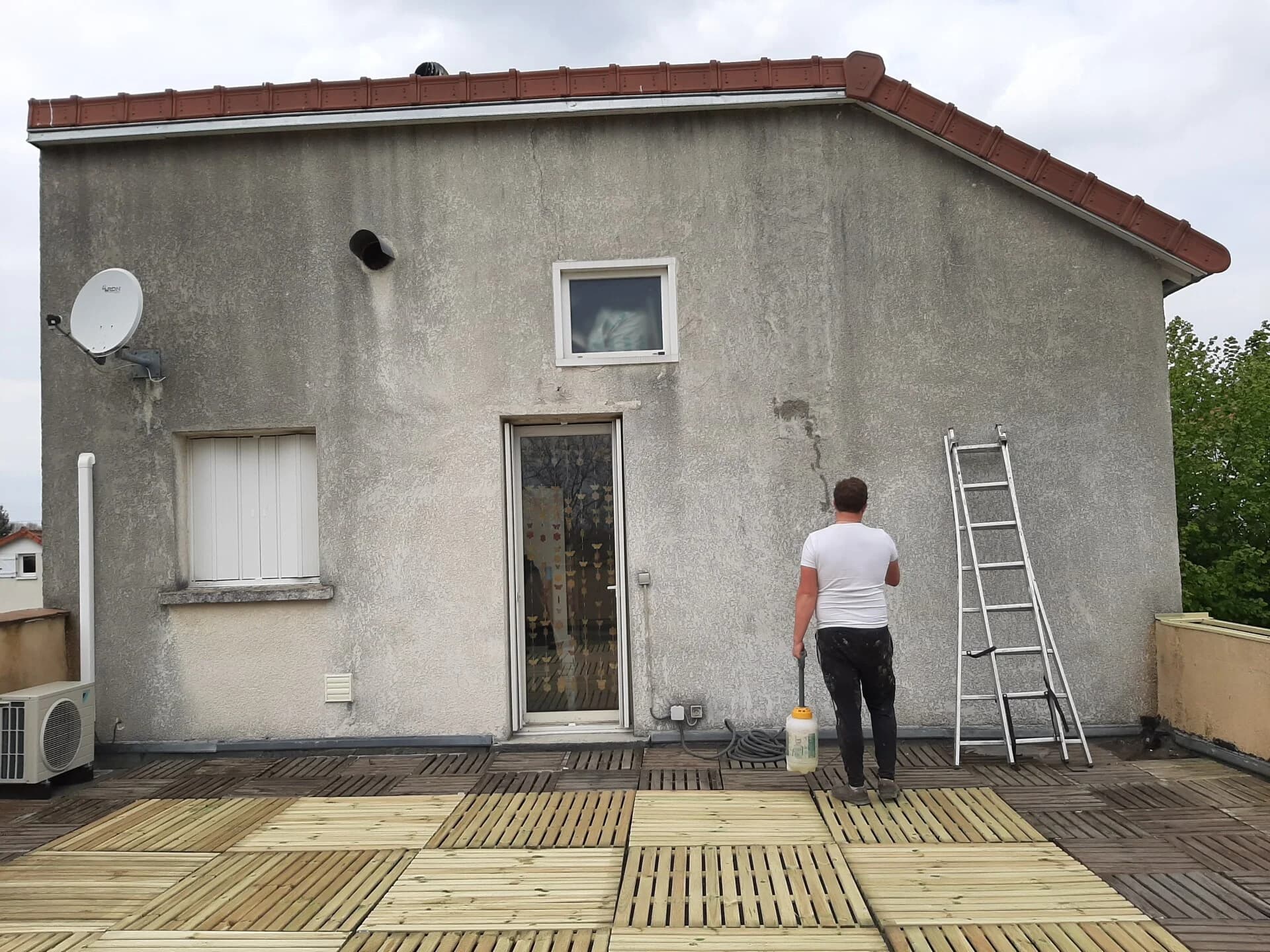 Mur extérieur encrassé avant nettoyage — ETS Louis Couvreur Le Pecq