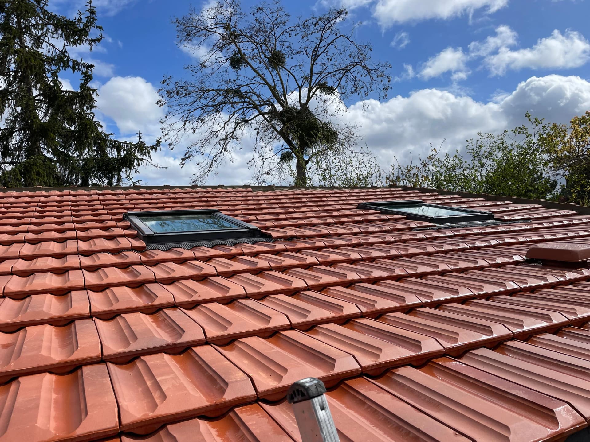 Toiture neuve en tuiles terre cuite avec deux Velux intégrés après réfection — ETS Louis Couvreur