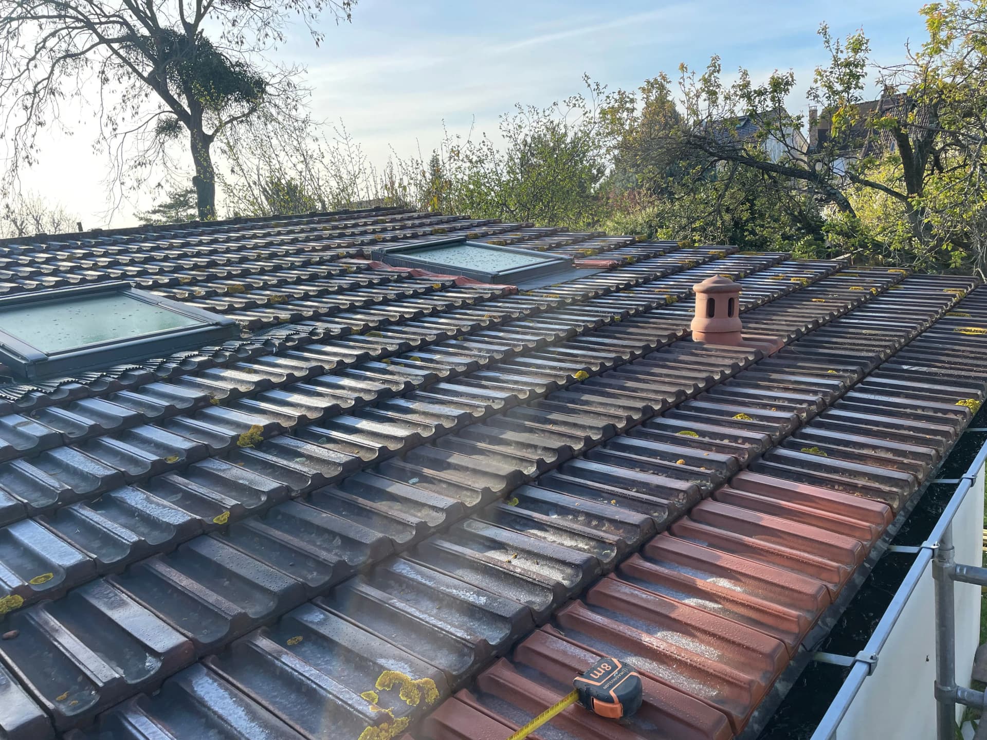 Toiture vétuste avec anciennes tuiles et deux Velux avant réfection — ETS Louis Couvreur
